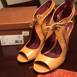 Gorgeous Coach shoes never worn a steal!